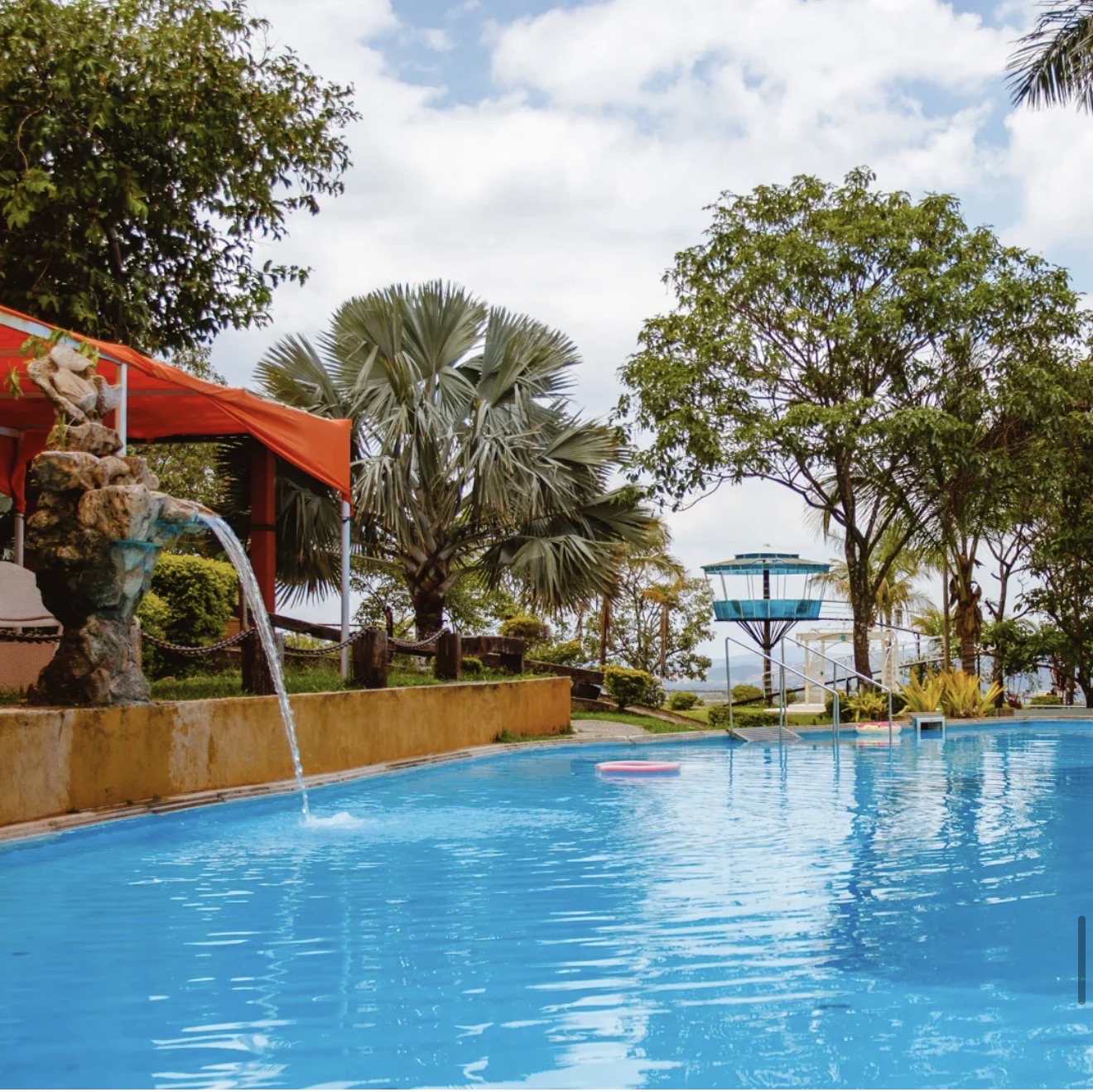 Piscina e cascata da Pousada Embaixada