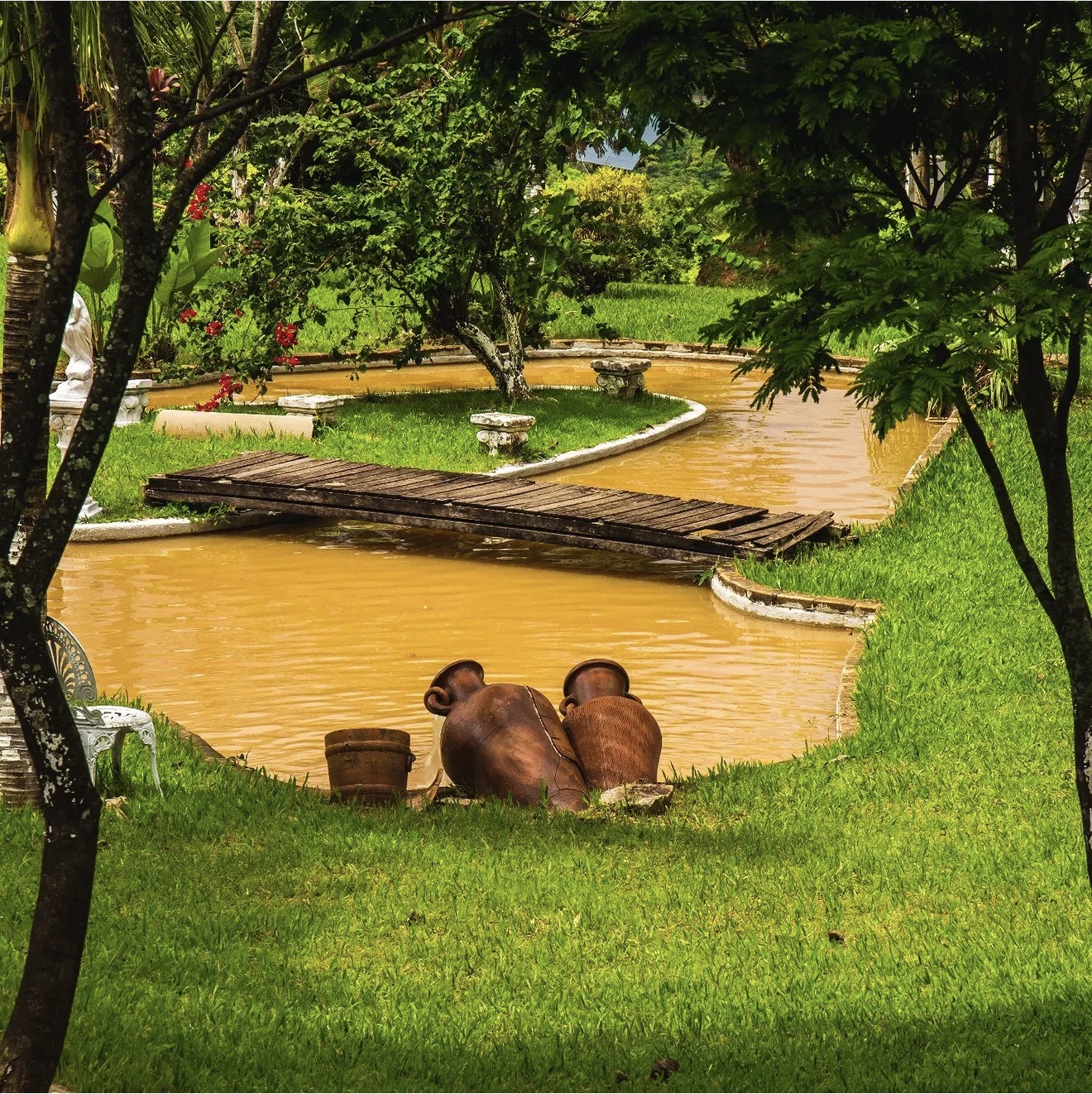Jardim com talhas de barro da Pousada Embaixada